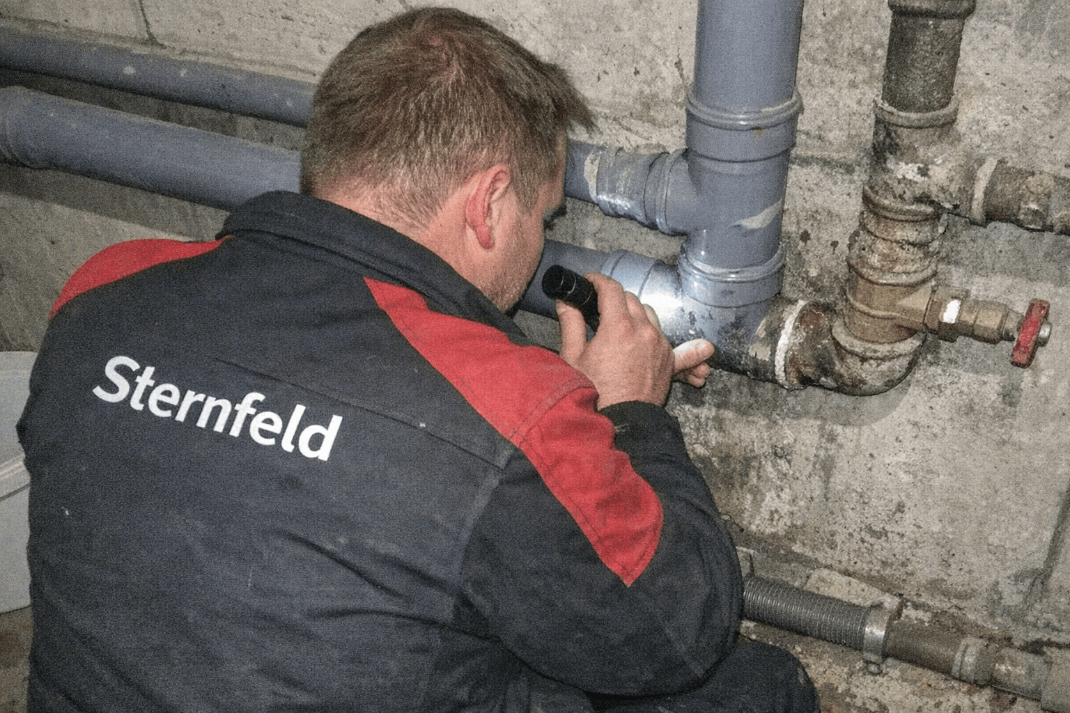 Techniker bei der Arbeit vor Ort an der Hausanlage